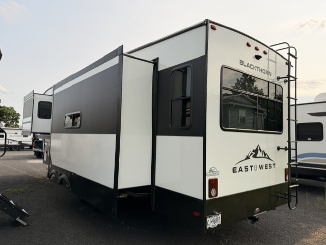 2024 East-to-West Blackthorn 3100RL - Image 4