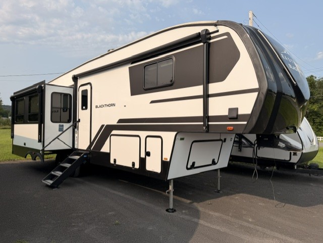 2024 East-to-West Blackthorn 3100RL